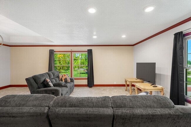 Building Photo - Large Home on Almost 2 Acres!