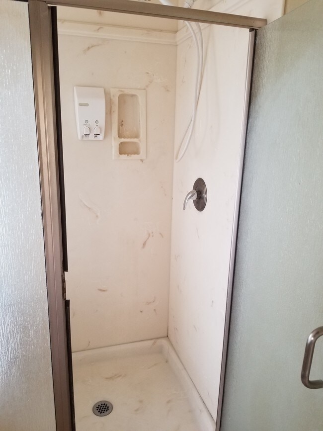 stall shower - 19945 Eagle Ridge Ln