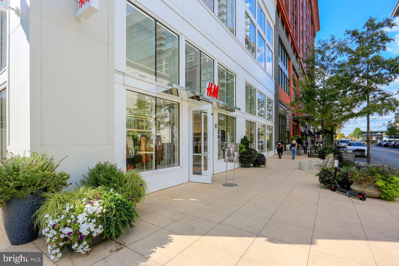 Building Photo - 10600 Kenilworth Ave