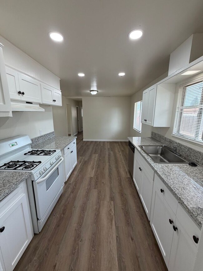 Building Photo - Refreshed Living