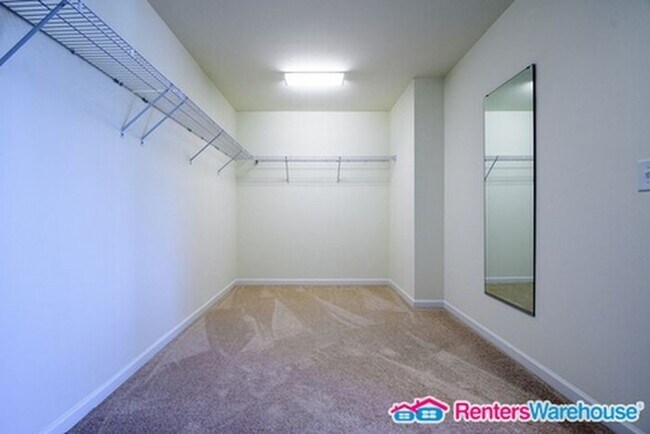 Building Photo - Spacious open floorplan!!
