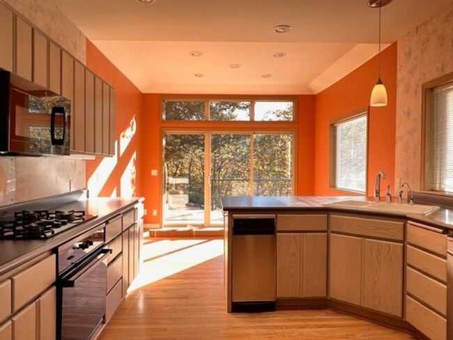 Building Photo - STUNNING VIEWS from this 3 bedroom, 2 bath home | Available end of February