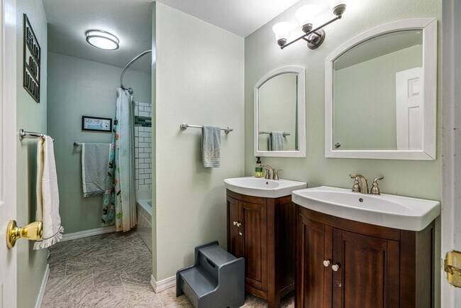 Building Photo - 4 bedroom 2 bathroom Home in Albany