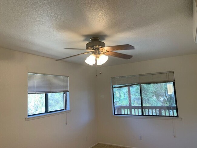 Building Photo - One Bedroom, Stand alone apartment on priv...