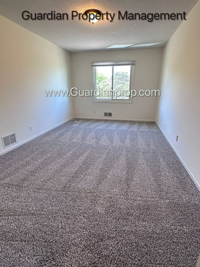 Building Photo - Renovated Burnsville Town Home, 2 Car Garage, W/D in Unit, Walk Out Patio, Dishwasher