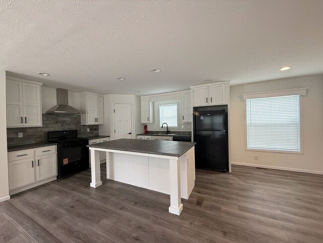 Building Photo - Spacious Pet-Friendly 3BR Home in Secure Belleville Neighborhood – Only $950/Month!
