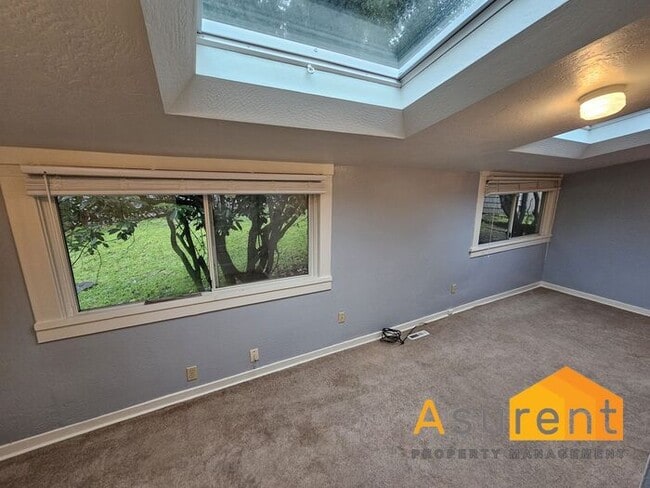 Building Photo - MOVE IN SPECIAL HALF OFF FIRST MONTHS RENT...