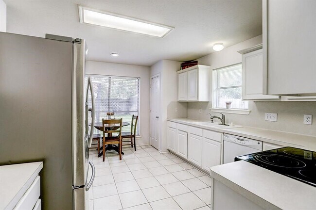 Building Photo - 12230 Cypress Shores Dr