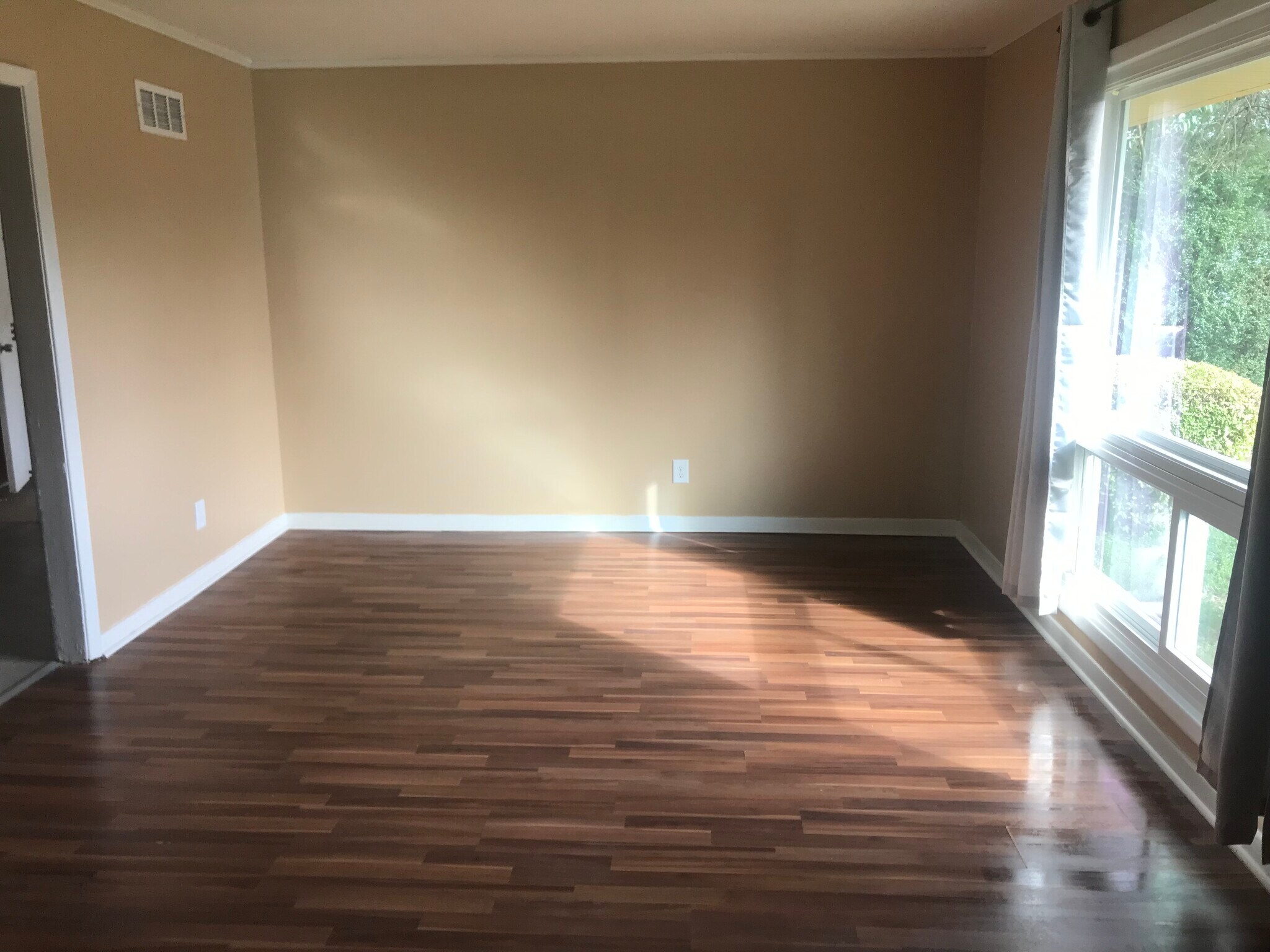 Living Room - 2708 Lasalle St