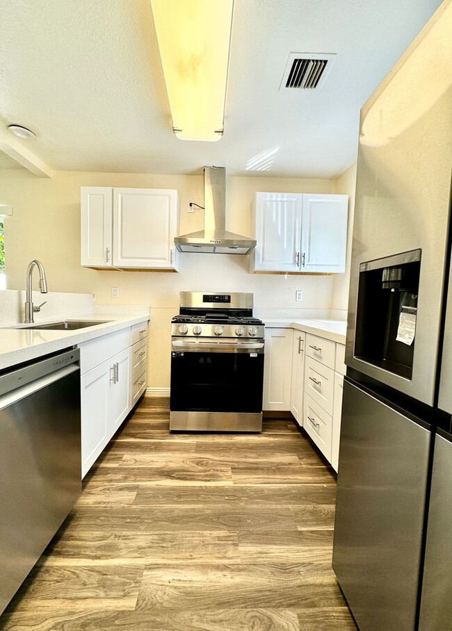 Building Photo - AVAILABLE NOW! Recently Renovated 2 Bed / ...