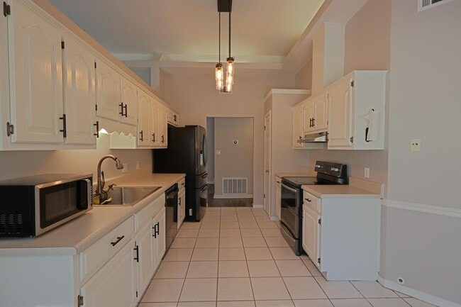 Building Photo - 1915 Sunrise Dr