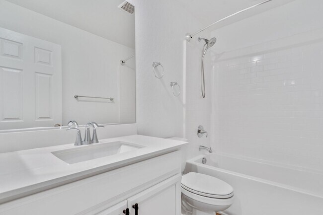 Building Photo - Spacious Three Story 3 Bed 3.5 Bath Smarth...