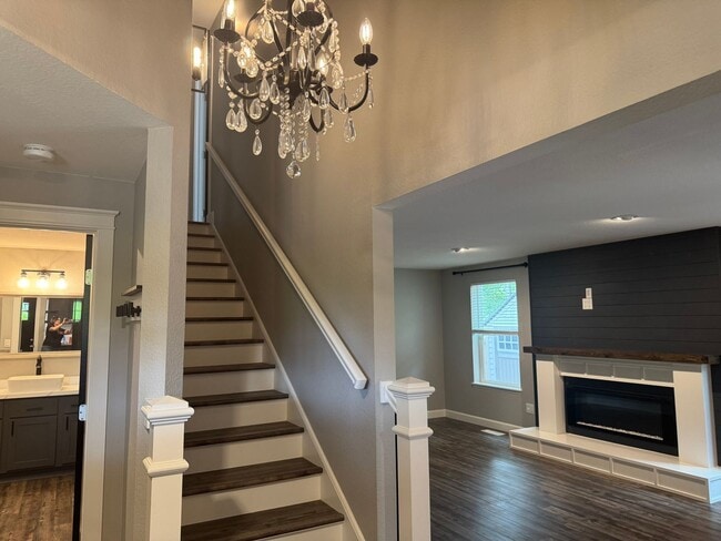 Building Photo - Beautifully Upgraded 3-Bedroom Home on a S...