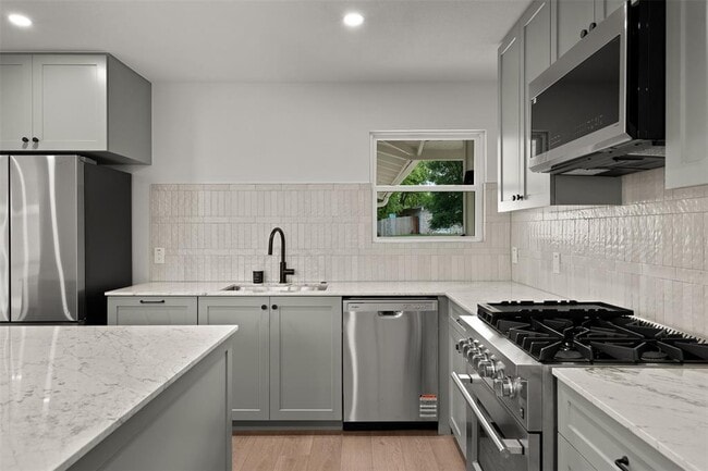 Building Photo - 404 Arbor Ln