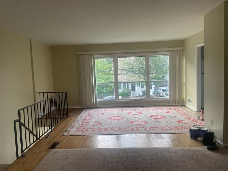 Living room - 922 19th St S