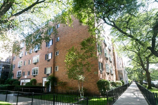 Building Photo - 3825 N Pine Grove Ave