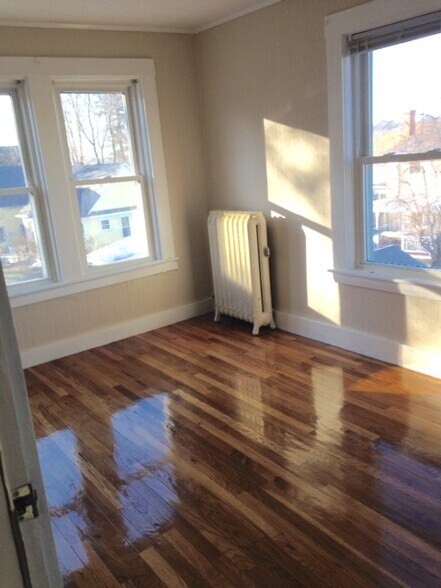 Building Photo - 4 Central St