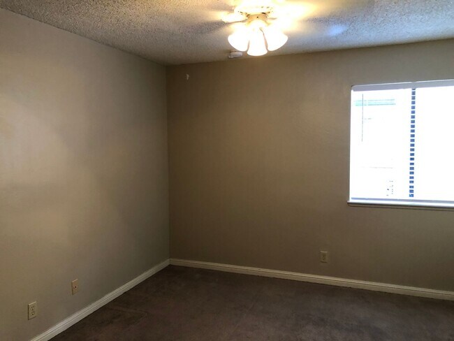 Building Photo - 1 Bedroom & 1  Bathroom Condo