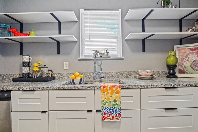 Building Photo - 1704 Cairo Ave