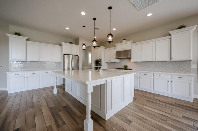 Building Photo - 1424 E Pedro Rd