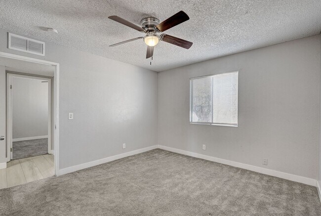 Building Photo - 1305 Kari Lee Ct
