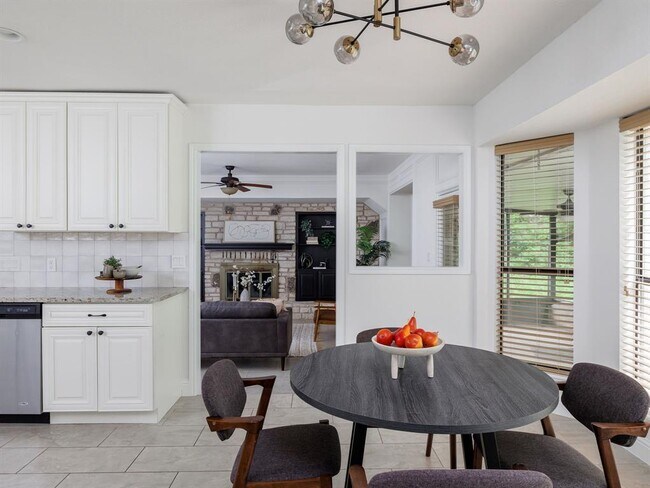 Building Photo - 9305 Rolling Oaks Trail