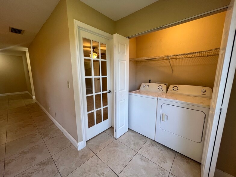 Building Photo - 3370 Pinewalk Dr N