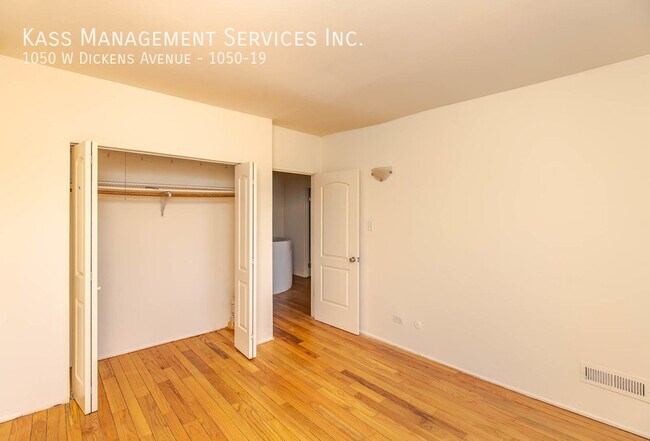 Building Photo - 1050 W Dickens Ave