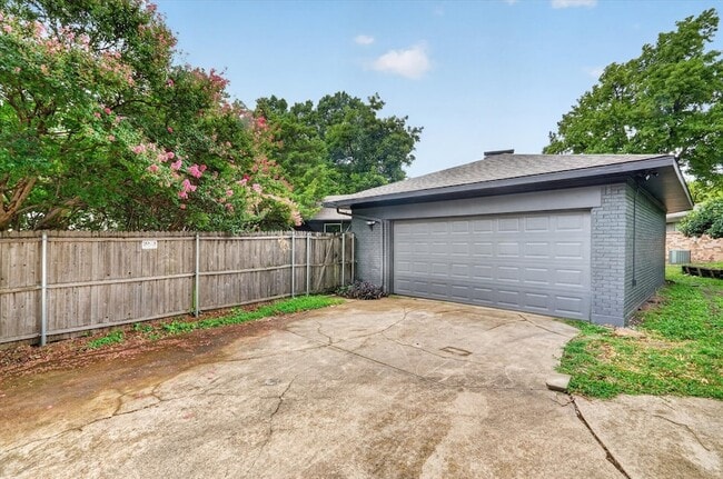Building Photo - 1104 Westwood Dr