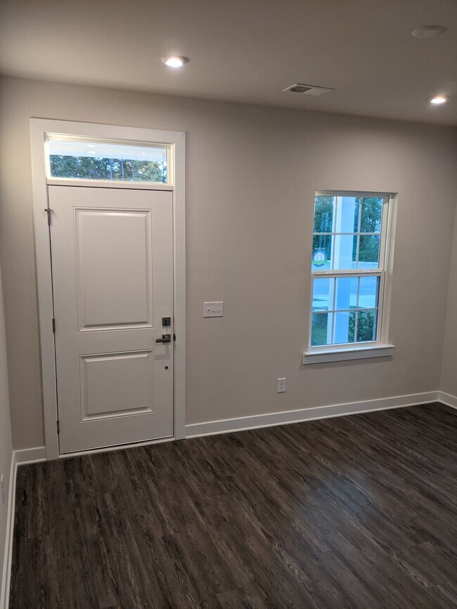 Building Photo - 155 Country Oaks Ln