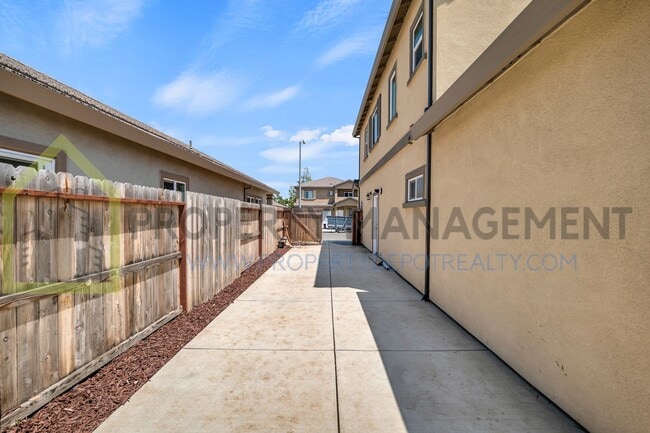 Building Photo - Modern & Spacious 5BD/3BA Home in South Sa...