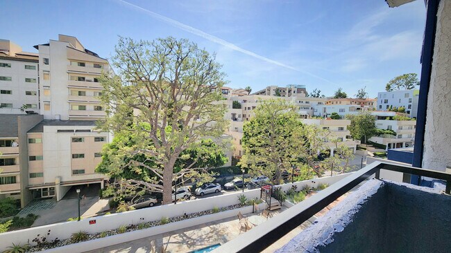 Building Photo - 10982 Roebling Ave