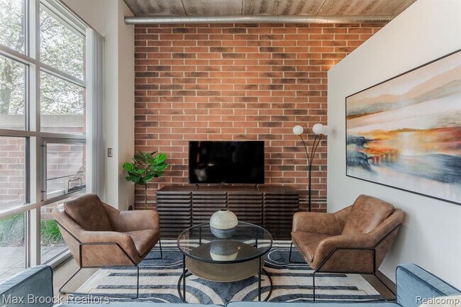 Building Photo - 333 E Parent Ave