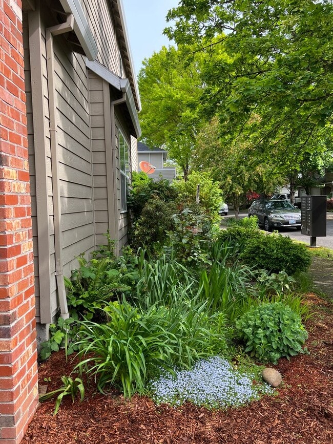 Building Photo - 2 Bed, 2 1/2 Bath townhome close to the Ri...