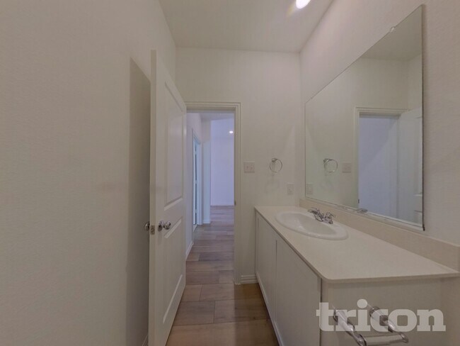 Building Photo - 509 Macdonald Wy