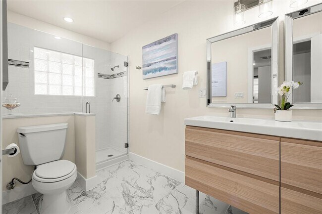 Building Photo - 3205 Santa Monica Dr