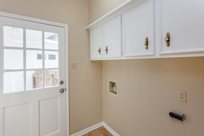 Building Photo - 1703 Plantation Dr