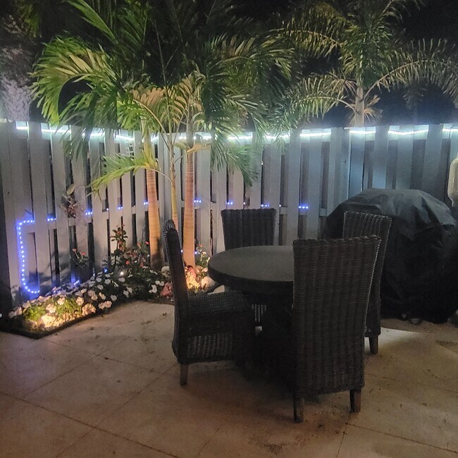 Building Photo - 825 Center St