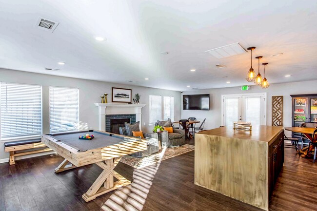 Building Photo - 501 Par Dr