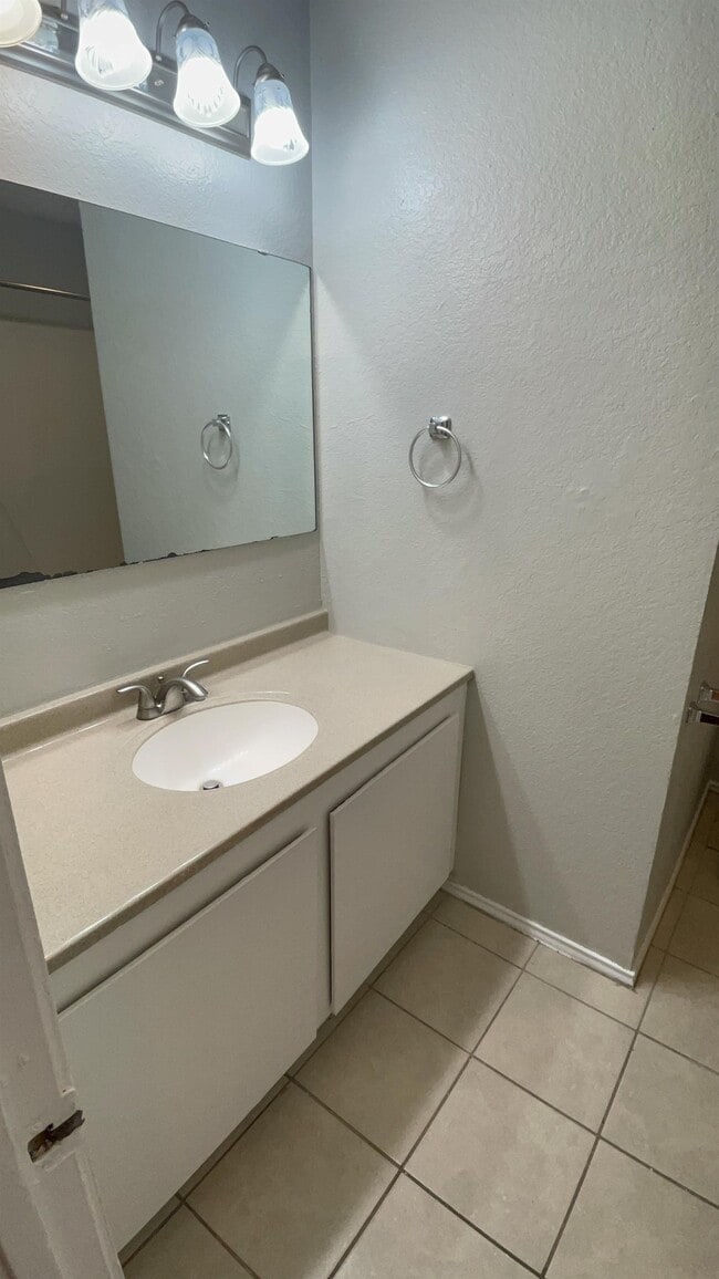 Building Photo - 921 NW Summercrest Blvd