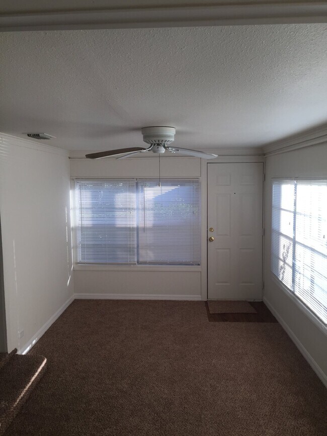 Building Photo - Cozy 2-bedroom, 1-bath home