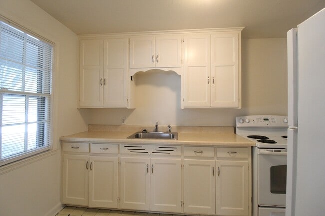 Building Photo - December FREE On This Non-Updated 1 Bedroom 1 Bath Duplex in Olathe