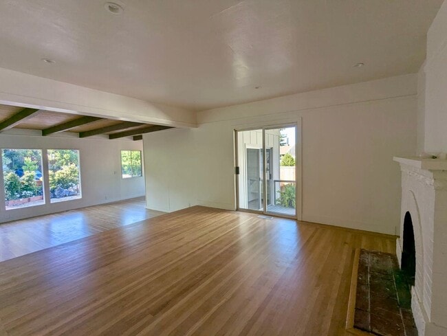 Building Photo - CHARMING THREE BEDROOM ONE AND HALF BATH H...