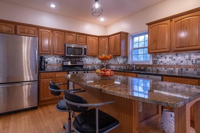 Building Photo - Bright, Spacious Home with Tons of Charm and Comfort