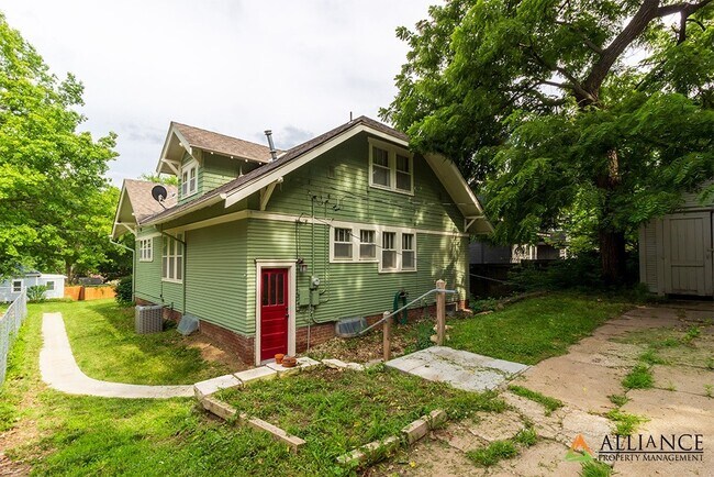 Building Photo - Gorgeous Home!!