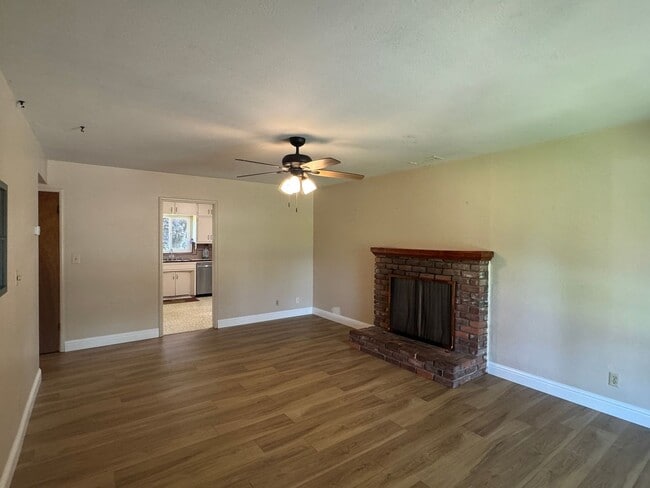 Building Photo - 4 Bedroom