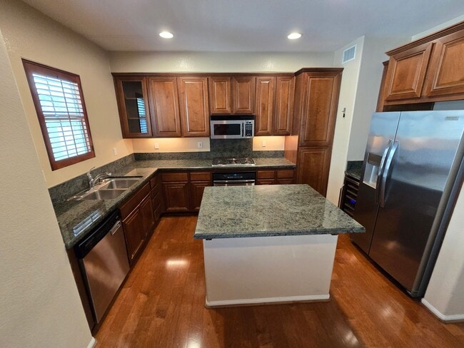 Building Photo - Luxury Tri-Level Townhome – Terraces at Es...