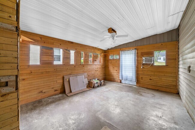 Building Photo - 2 Bedroom Pet Friendly Home For Rent Near ...