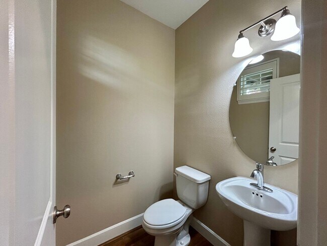 Building Photo - Gorgeous 4 Bed, 2.5 Bath Tuscany Home!