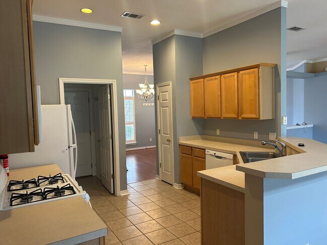 Building Photo - 4BR/3BA with privacy fenced backyard